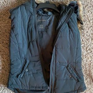 SLEEVELESS BOMBER JACKET FURRY HOOD